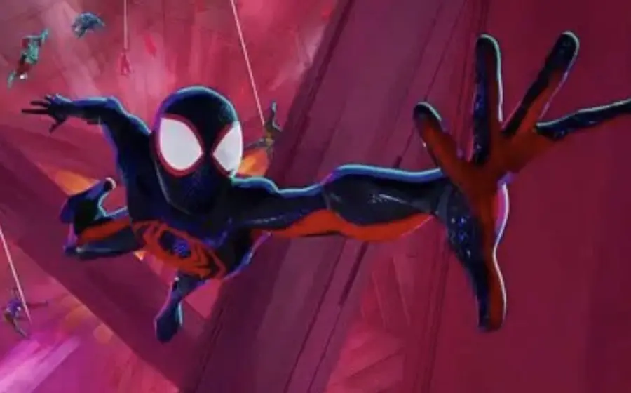 Spiderman 2099 ha reunido a varios spider-man de diferentes universos creando la Sociedad Araña.