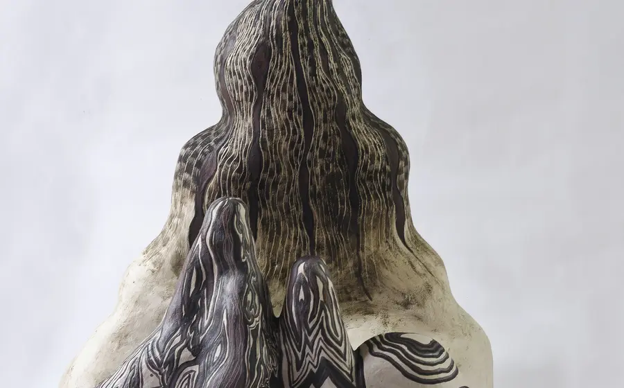 Maribel Portela transforma la tradición mesoamericana en escultura con "Códices verticales" en San Pablo.