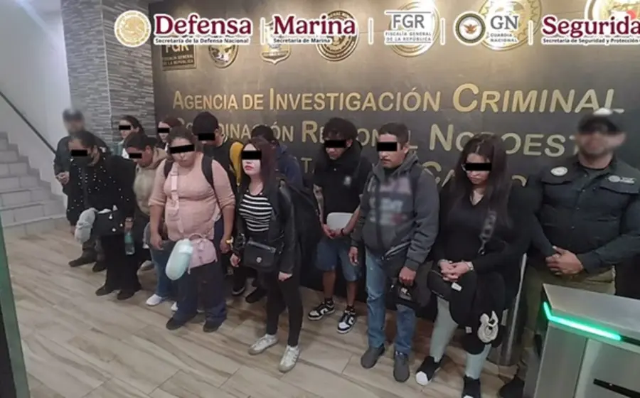 Las once personas detenidas en el aeropuerto internacional de Tijuana.