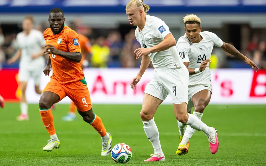 Earling Haaland anotó el gol que le dio a Noruega el pase a los Octavos de Final.