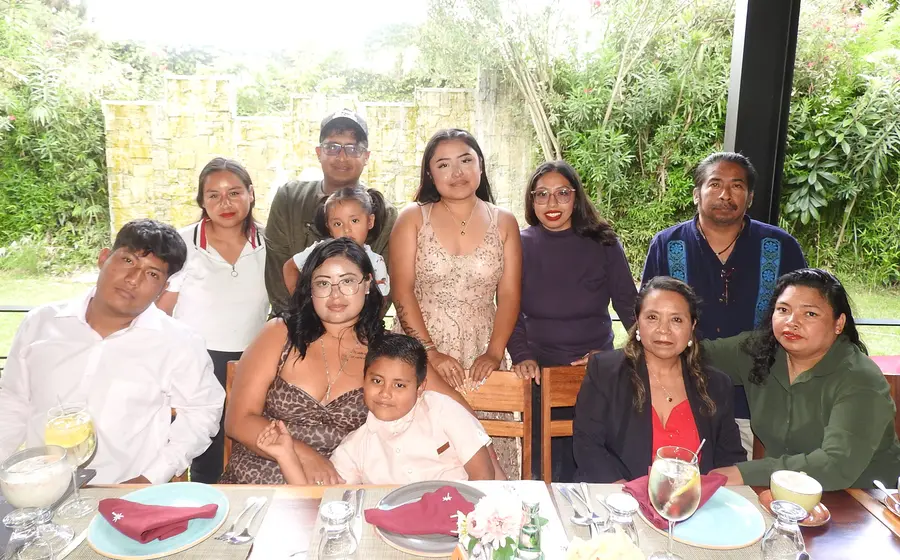 Saori Quetzalli, culminó su educación medio superior, por lo que celebró el acontecimiento en la hermosa compañía de sus familiares, quienes le expresaron sus mejores deseos para su próxima etapa como estudiante universitaria.