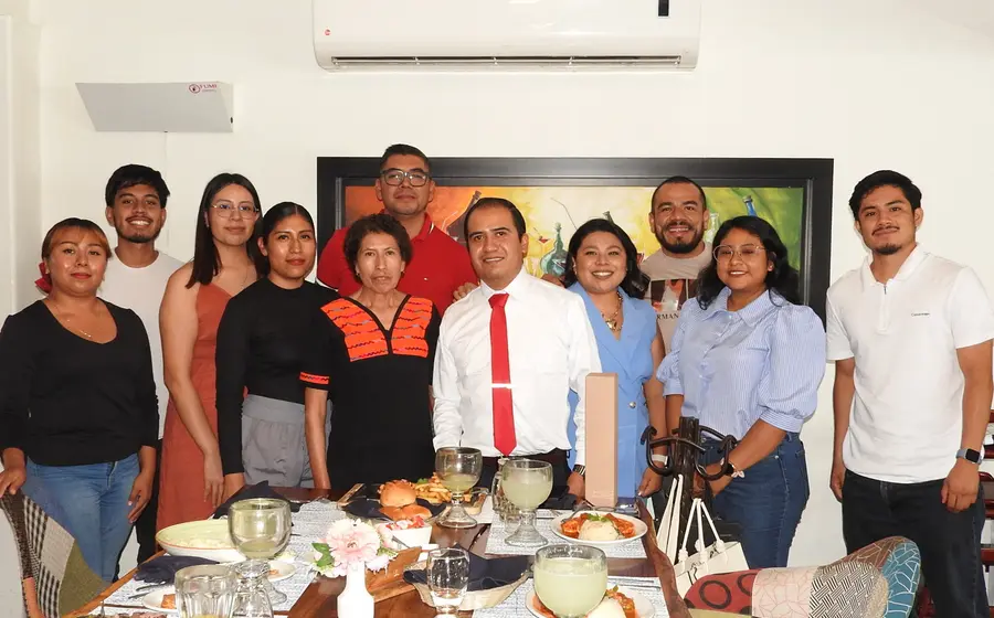 Rubén Vásquez Hernández (al centro) celebra la titulación del grado de maestro en Administración Pública, en la grata compañía de familiares y amigos. 