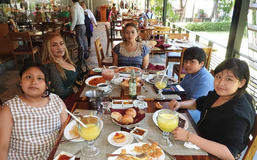 Leti Reyes Zárate, Lidia Bolaños, y los niños Tifanny, Letizia y Enrique Bolaños.