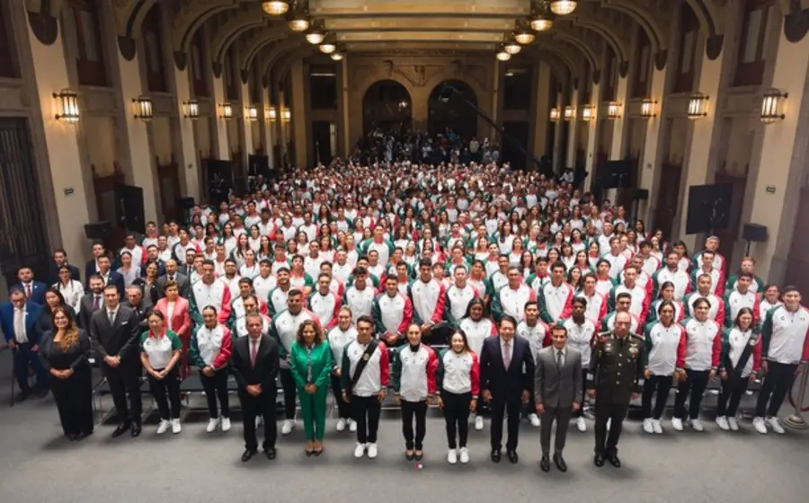 Atletas de la delegación mexicana durante la ceremonia de abanderamiento oficial para competir en los Juegos Centroamericanos y del Caribe 2026.