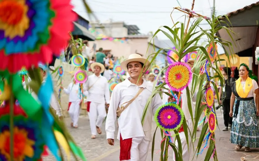 Representantes de diversas comunidades de Oaxaca muestran sus danzas y tradiciones como parte de la cartelera de actividades de la Guelaguetza 2026.