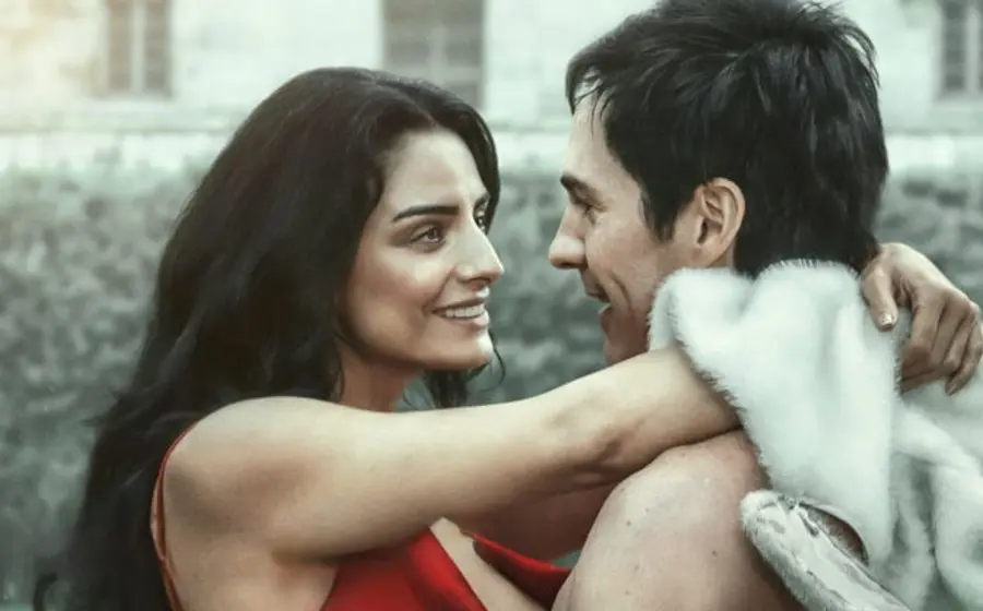 Los actores Aislinn Derbez y Mauricio Ochmann posan juntos durante su sorprendente viaje por la Costa Amalfitana en Italia, desatando rumores de reconciliación.