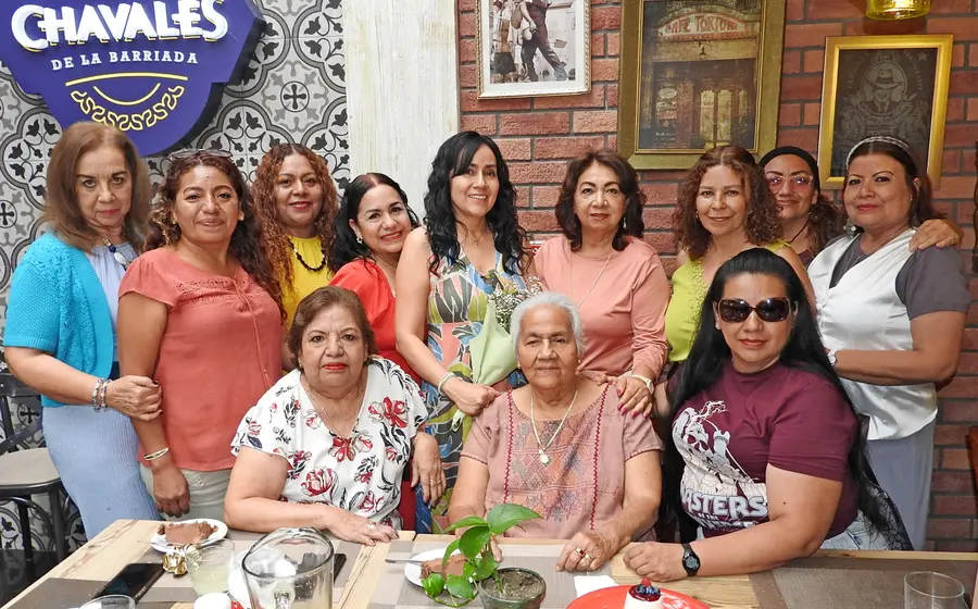 Alma Luis Cárdenas celebra su cumpleaños con un desayuno, rodeada por su mamá Cire y un grupo de amigas en un momento especial.