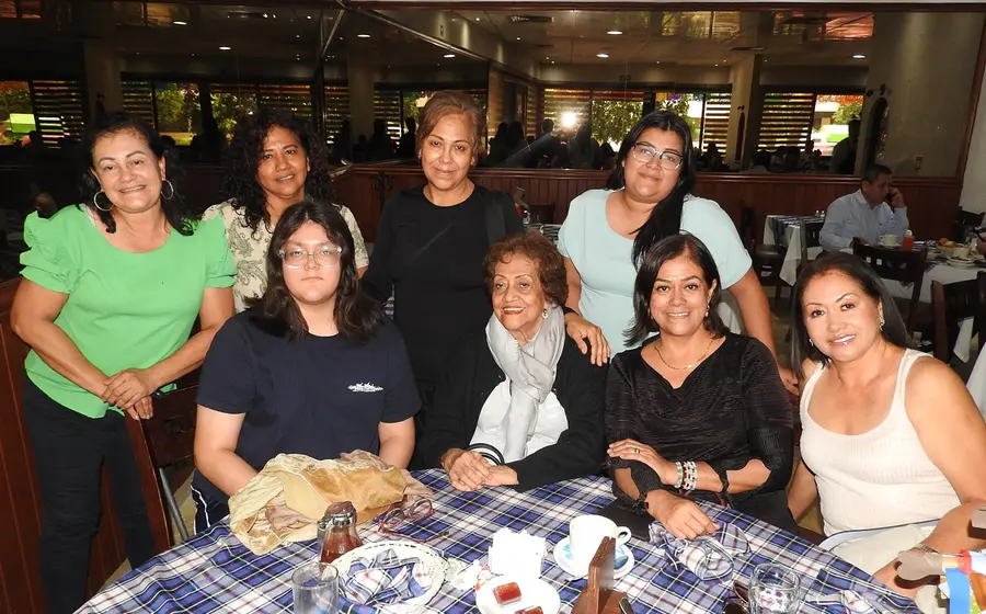La señora Ana Marina Serna Toledo, sentada al centro, celebra su cumpleaños en Oaxaca, rodeada por el afecto de sus hijas y nietas.