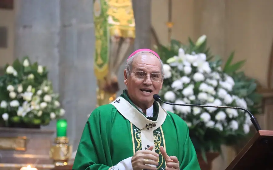 El arzobispo durante su mensaje a la comunidad católica, en el que pidió ser humildes y sencillos para evitar la soberbia y el abuso de poder.