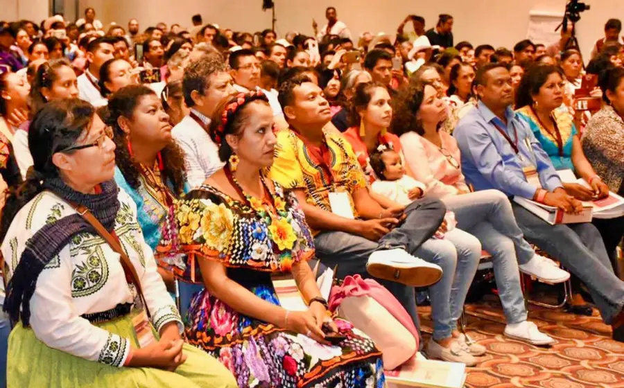 Miembros del INPI, Segob y otras organizaciones durante una asamblea para la consulta de la Ley de Pueblos Indígenas y Afromexicano.