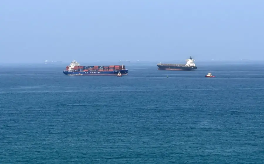 Un buque de carga navega en el mar Rojo frente a las costas de Yemen, continuando su ruta tras repeler un ataque.