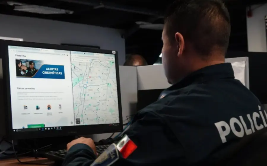 Ilustración conceptual que muestra cómo la inteligencia artificial es usada para facilitar ataques de ciberseguridad más rápidos y complejos en México.