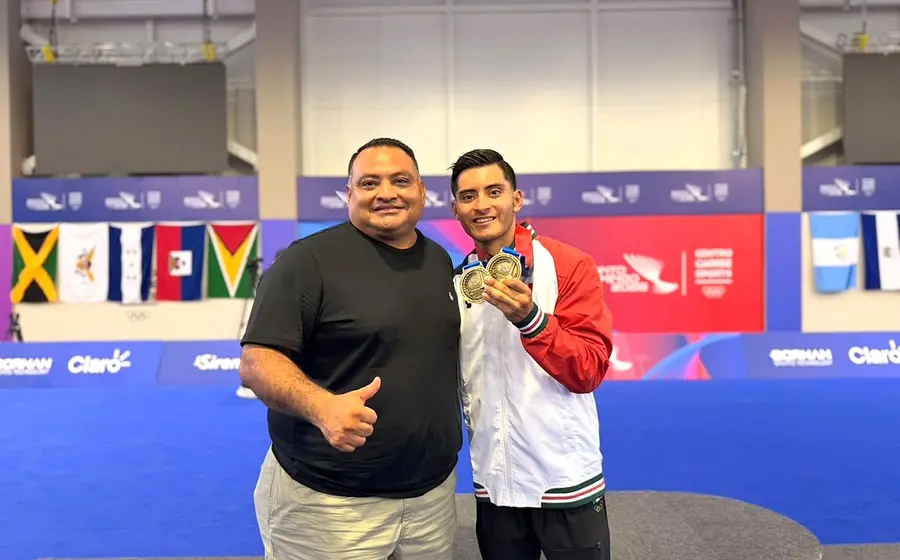 El atleta Arroyo posa junto a su padre y entrenador, Víctor Hugo Arroyo Granados, tras su sublime participación en los Juegos Centroamericanos.