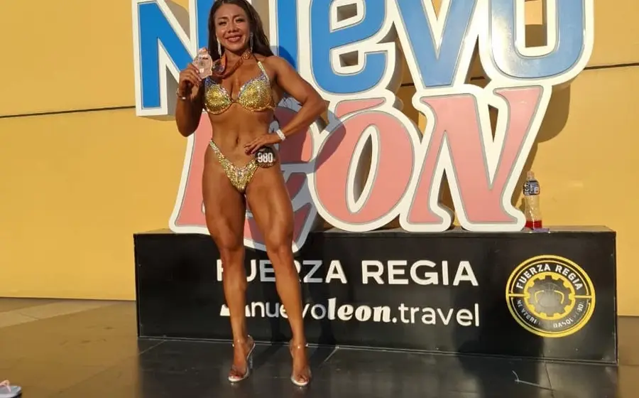 Atletas de Oaxaca posan orgullosos con sus medallas y trofeos después de su exitosa participación en el campeonato nacional de físicoconstructivismo.