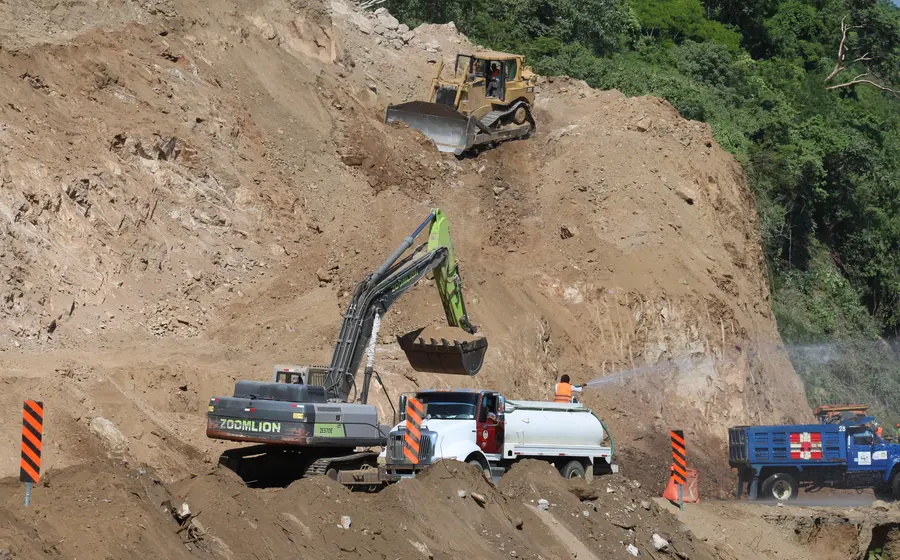 Vista de los trabajos de construcción en la megaobra de la carretera Pochutla-Huatulco, la cual presenta un notable avance.