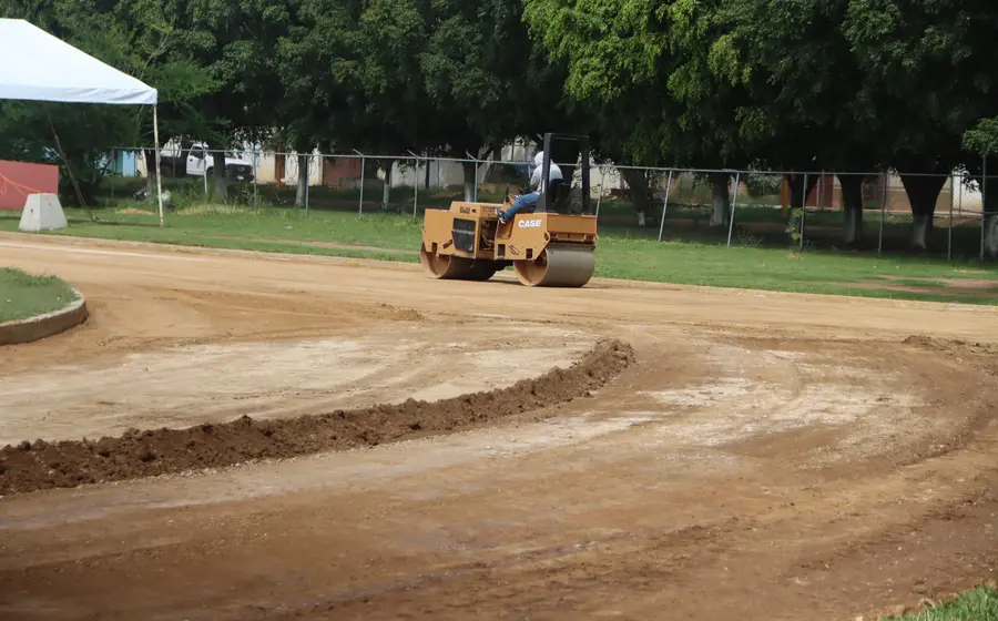 Avance en los trabajos de construcción y compactación del terreno para la nueva pista de atletismo de tartán en el municipio de Zaachila.