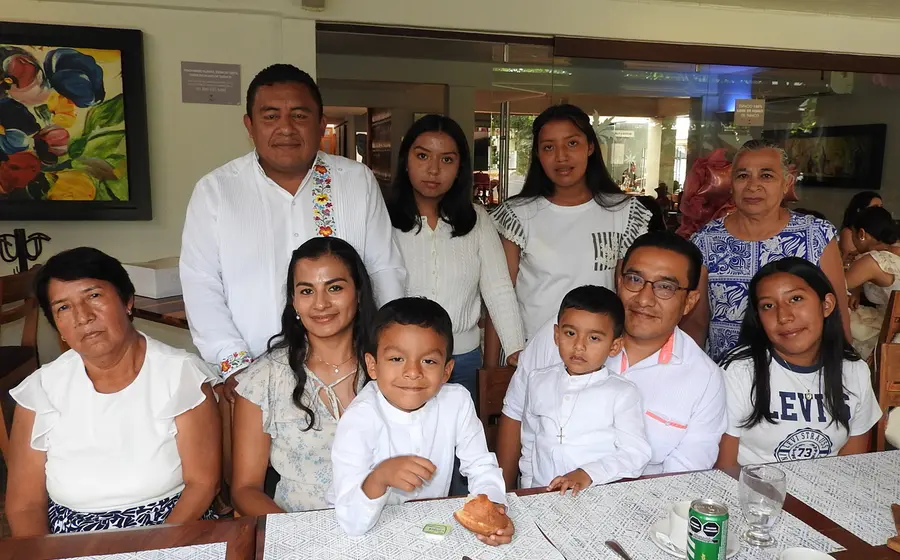 Los hermanos Axel y Ander Melgar Mijangos junto a sus padres y padrinos, reunidos para la celebración de su bautismo en Oaxaca.
