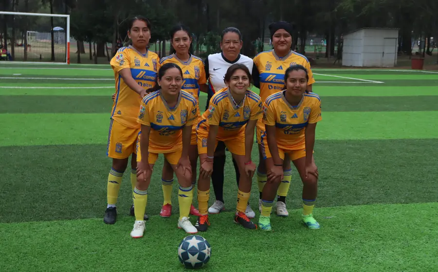 El equipo de Bayer celebra después de una exitosa doble jornada deportiva en la que consiguieron sumar cuatro valiosos puntos.