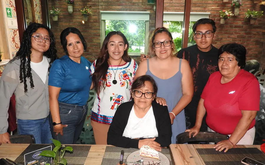 Blanca Isabel Santiago Jiménez celebra su cumpleaños número 60, posando felizmente junto a su hija, nieto y demás familiares en Oaxaca.