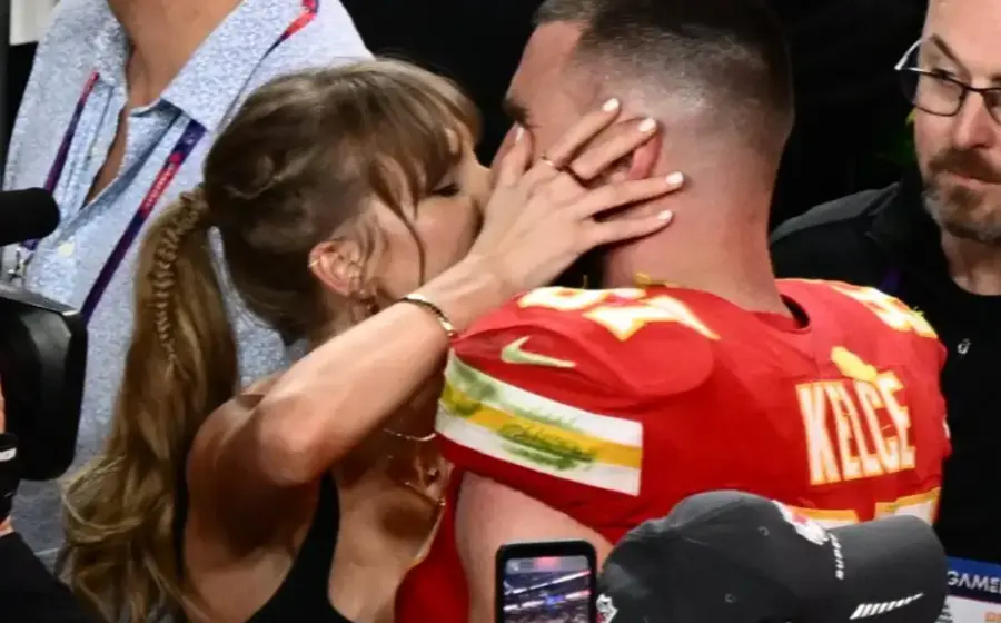 Taylor Swift y Travis Kelce se casan en una emotiva ceremonia en el Madison Square Garden, oficiada por el actor Adam Sandler.