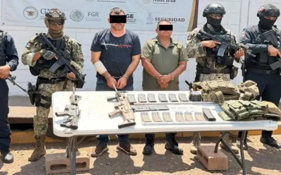 Dos camionetas abandonadas que contenían un arsenal en su interior, aseguradas por elementos de la defensa en el municipio de Mazatlán.