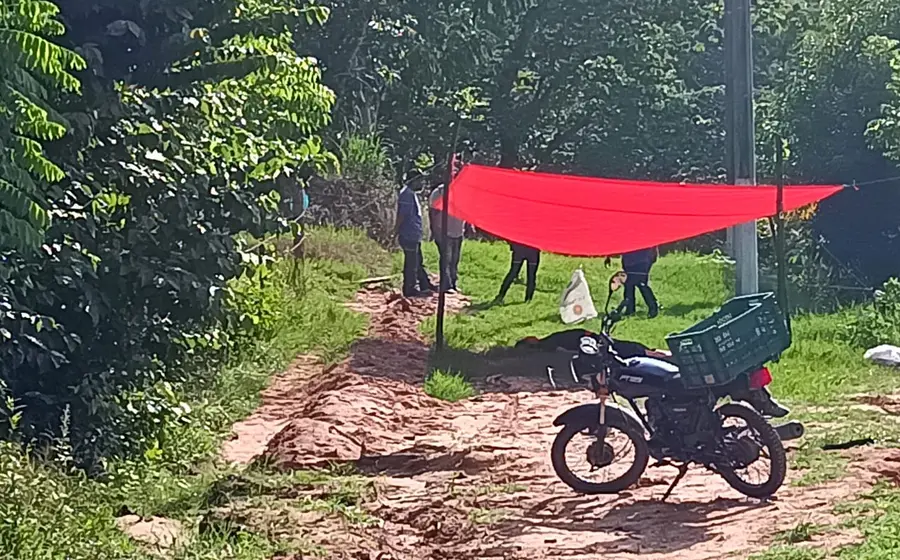 Imagen de la escena del crimen donde un obrero campesino fue hallado sin vida sobre su parcela en la zona Mixe.