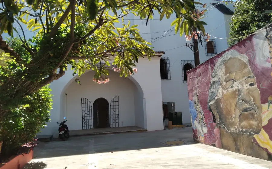 Un grupo de artistas locales participa sobre el escenario durante la nueva edición del evento cultural 'El Canto del Bigari' en Tehuantepec.