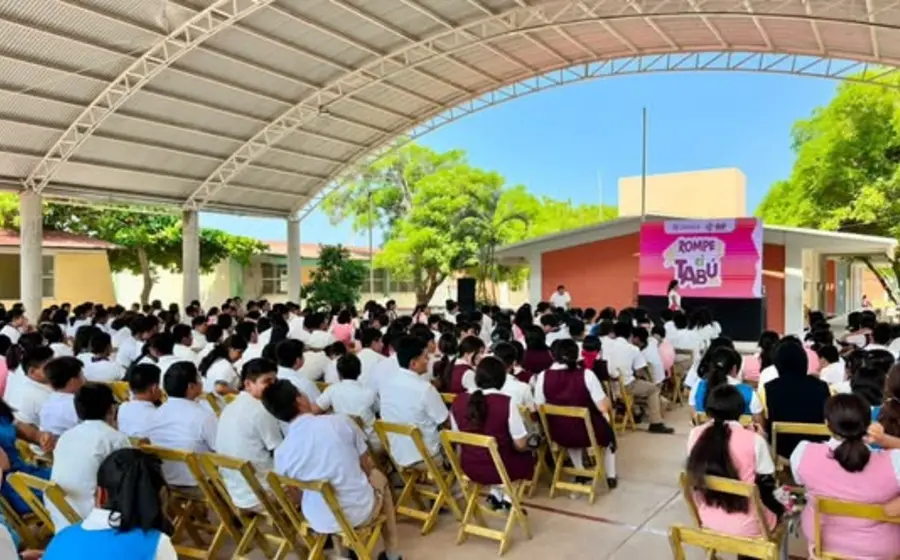 Un grupo de 327 estudiantes adolescentes de Juchitán participan en un taller de capacitación sobre autocuidado y sus derechos sexuales y reproductivos.