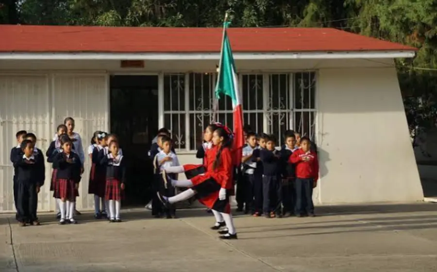 Personal docente del Istmo realiza la captura y validación de calificaciones en una computadora para finalizar el ciclo escolar sin contratiempos.