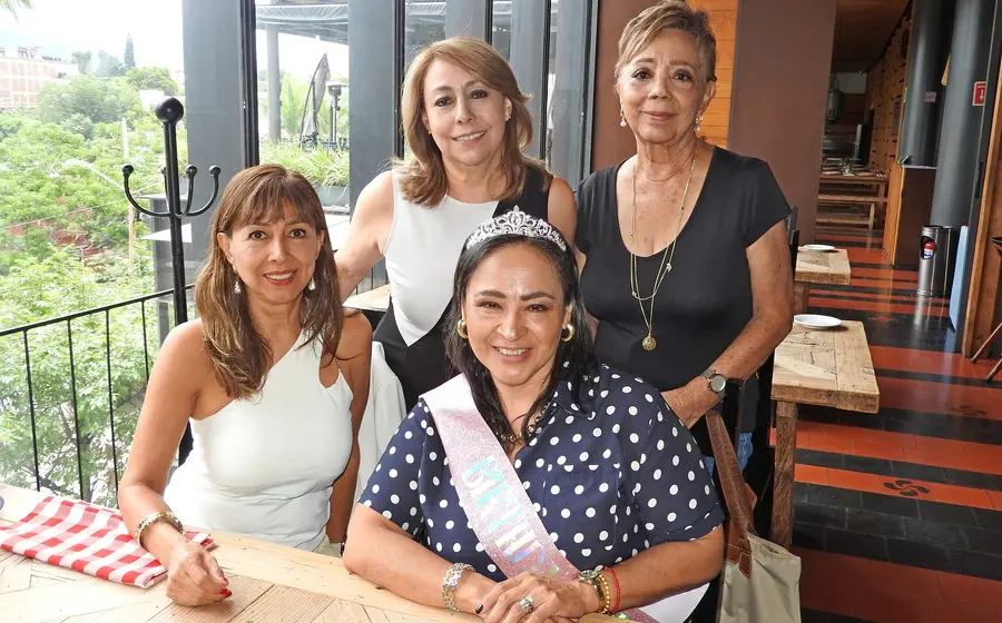 Carmen Boza celebra su cumpleaños sonriendo junto a sus amigas Arely Ocampo, Lucía Acevedo y Conchita Núñez durante un convivio.