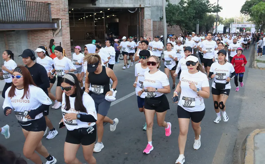 Una multitud de mil 900 atletas participa con gran energía en la carrera deportiva Ruta Guerrera, celebrando el espíritu de la competencia.