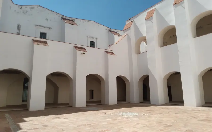 Una casa antigua y dañada en Tehuantepec, parte del patrimonio histórico afectado por el abandono tras el sismo de 2017.