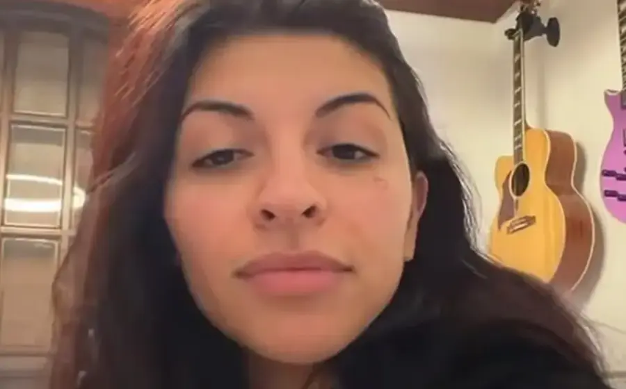 La cantante argentina Cazzu, quien generó molestia en México por un polémico video donde aseguró que no le gusta el futbol y no buscó ofender.