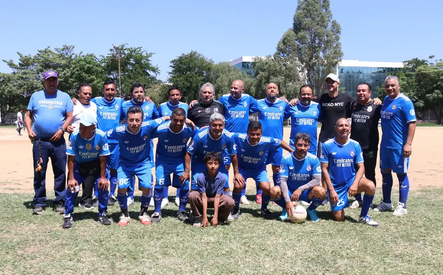 El equipo de futbol Cementerito celebra su pase a la ronda de semifinales del torneo de Leyendas tras su partido contra Mezcal Barranco.
