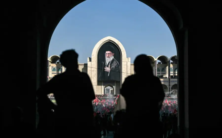 Una de las ceremonias fúnebres en Irán para despedir al líder supremo Ali Jamenei, a la que asisten miles de dolientes.