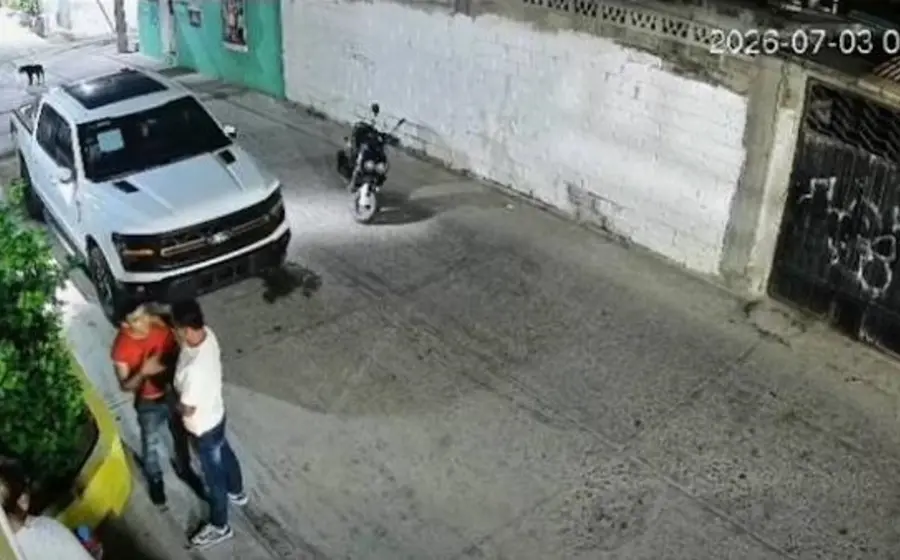 Un grupo de civiles somete en el suelo a un presunto delincuente que fue sorprendido mientras intentaba robar una camioneta en Tehuantepec.