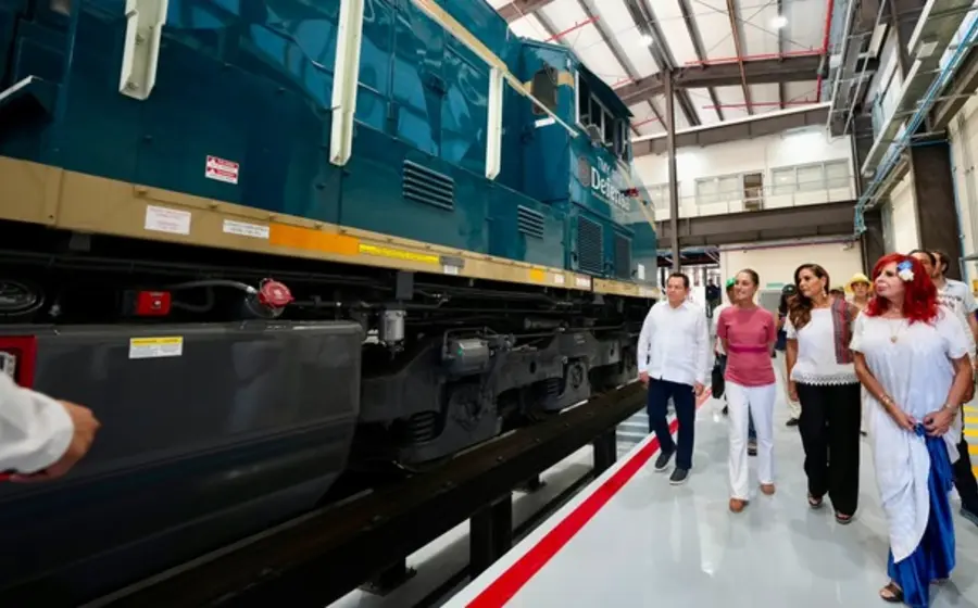 La Presidenta Claudia Sheinbaum realiza una supervisión en la estación Puerto Morelos, en el contexto de la llegada de locomotoras del Tren Maya.