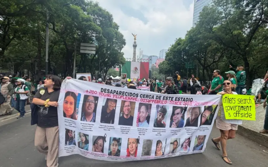Colectivos protestan y acusan al Estado de proyectar una imagen de fiesta mientras se reportan más de mil casos de desaparición.