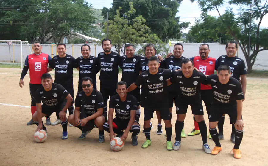 Jugadores del equipo Colvis en plena acción durante el partido de ida de las semifinales, donde tomaron la delantera en la serie.