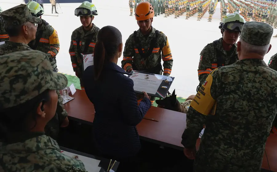 Soldados mexicanos reciben una condecoración en ceremonia oficial por su heroica misión de rescate y apoyo solidario en Venezuela.