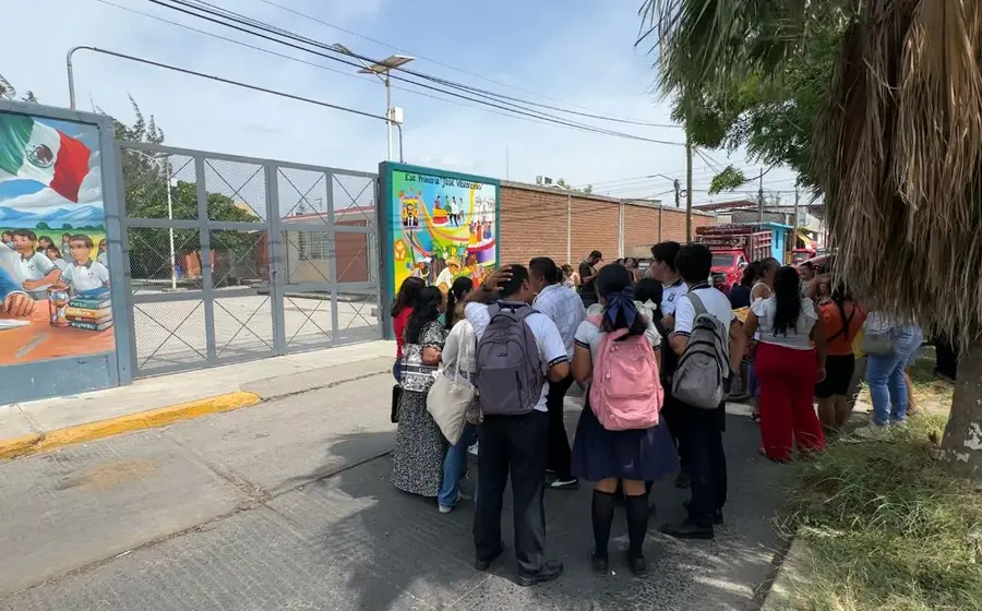 Padres de familia de una primaria en Juchitán protestan por un reacomodo escolar que podría separar a los alumnos por rendimiento académico.