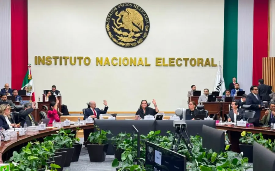 Consejeros del INE en una sesión debaten sin llegar a un acuerdo sobre la fiscalización de los gastos en los procesos internos de los partidos.