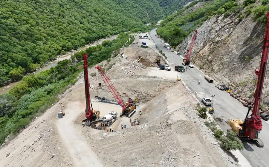 Avance en la construcción del puente El Tornillo, obra clave de la autopista Mitla-Tehuantepec que conectará los Valles Centrales con el Istmo.