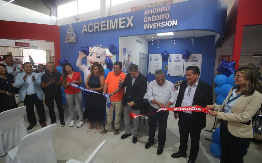 Una persona recibe las llaves de su nueva motocicleta Honda gracias al servicio de crédito de 24 horas de Acreimex y Honda GT en Oaxaca.