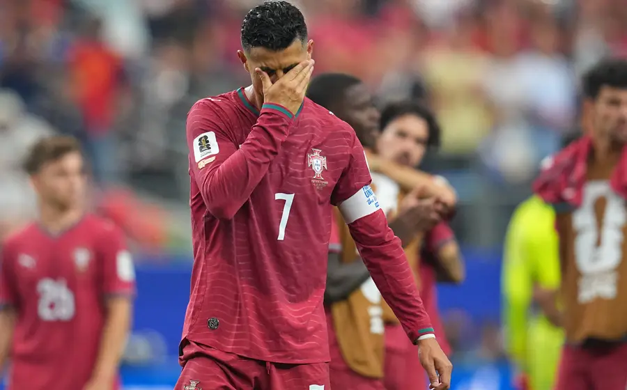 Cristiano Ronaldo con lágrimas en el rostro, visiblemente afectado tras su eliminación y despedida de la Copa del Mundo.