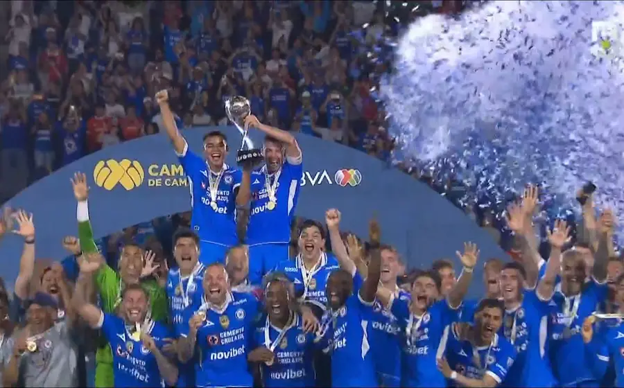El equipo de fútbol Cruz Azul, conocido como La Máquina, celebra con euforia la obtención de su nuevo título de Campeón de Campeones.