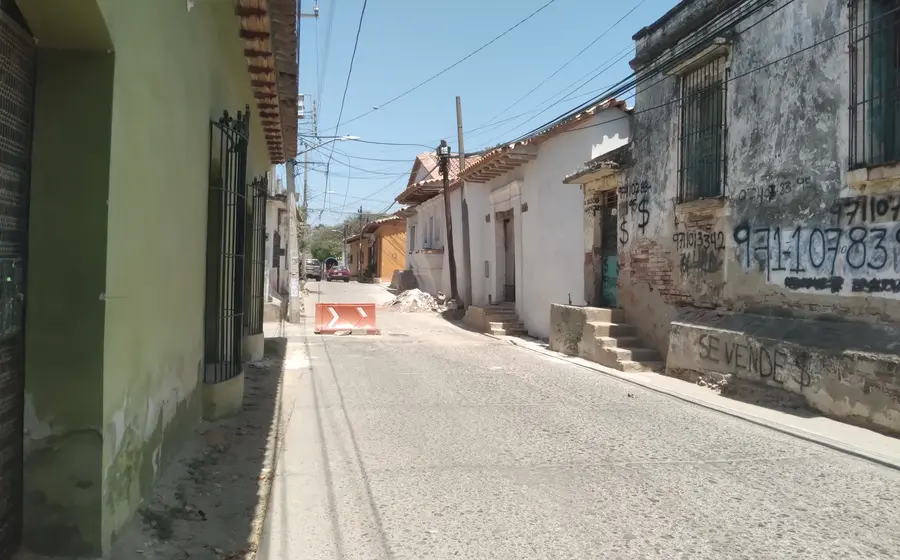 Un sitio histórico en Tehuantepec muestra claros signos de vandalismo y deterioro, reflejando la falta de seguridad para proteger el patrimonio cultural.