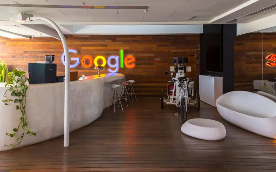 Ilustración que representa la demanda contra Google por el presunto uso ilegal de libros y contenido pirata para entrenar su inteligencia artificial.