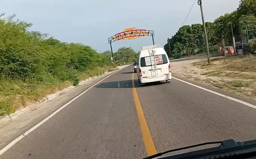 Unidad de transporte público en la carretera al Istmo, donde pasajeros acusan al chofer de realizar maniobras peligrosas para sacarlos del camino.