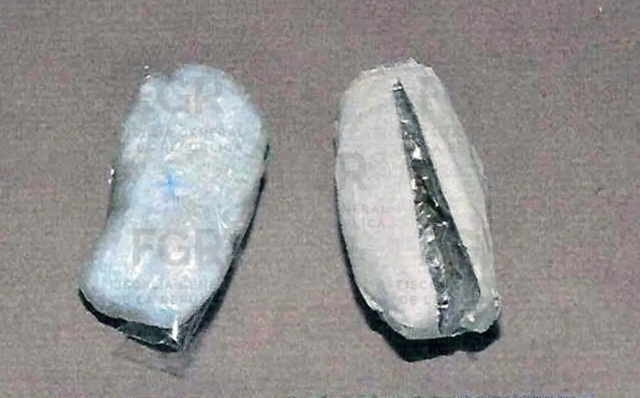 Paquetes de cocaína y marihuana decomisados a una visitante, exhibidos tras ser descubiertos en un maletín en el CEFERESO de Miahuatlán.